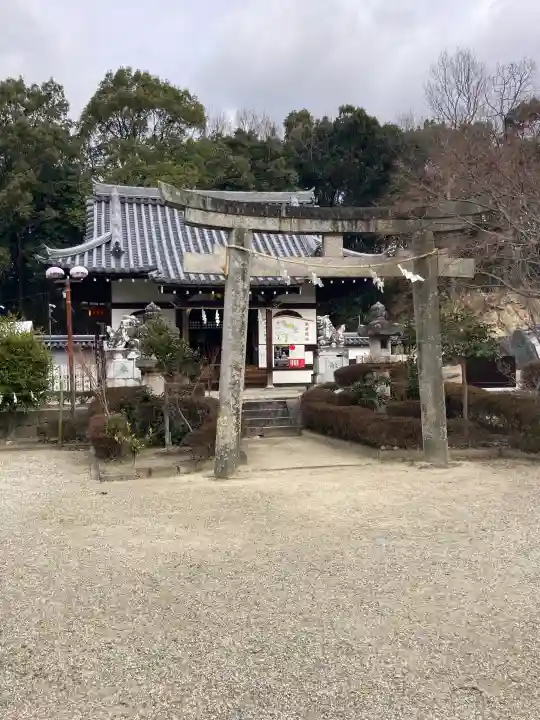 壺井八幡宮の{uncategorized: "未分類", other: "その他", undefined: "問題あり", building: "その他建物", grave: "お墓", sacred_gate: "鳥居", guardian: "狛犬", statue: "像", buddha: "仏像", history: "歴史", nature: "自然", garden: "庭園", animal: "動物", pagoda: "塔", temizu: "手水舎", mountain_gate: "山門・神門", sanctuary: "本殿・本堂", subordinate: "末社・摂社", art: "芸術", scenery: "景色", jizo: "地蔵", ema: "絵馬", goshuin: "御朱印", omikuji: "おみくじ", items: "授与品その他", amulet: "お守り", goshuincho: "御朱印帳", eats: "食事", festival: "お祭り", votive_dance: "神楽", shichigosan: "七五三参", wedding: "結婚式", experience: "体験その他", initially: "初詣", around: "周辺", anti_infection: "感染症対策"}