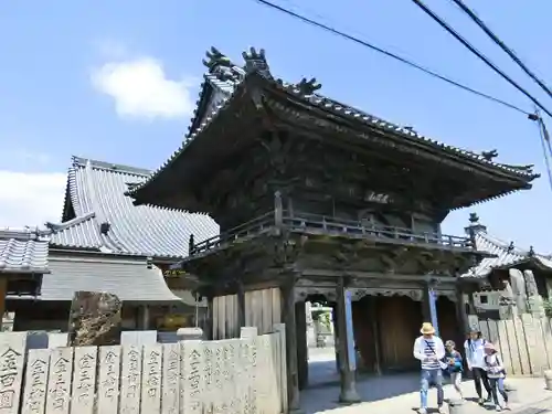 観音寺の山門