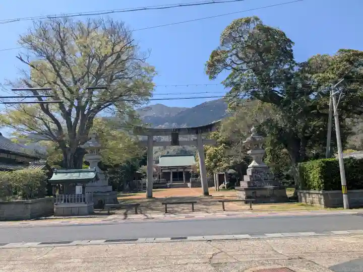 由良神社の{uncategorized: "未分類", other: "その他", undefined: "問題あり", building: "その他建物", grave: "お墓", sacred_gate: "鳥居", guardian: "狛犬", statue: "像", buddha: "仏像", history: "歴史", nature: "自然", garden: "庭園", animal: "動物", pagoda: "塔", temizu: "手水舎", mountain_gate: "山門・神門", sanctuary: "本殿・本堂", subordinate: "末社・摂社", art: "芸術", scenery: "景色", jizo: "地蔵", ema: "絵馬", goshuin: "御朱印", omikuji: "おみくじ", items: "授与品その他", amulet: "お守り", goshuincho: "御朱印帳", eats: "食事", festival: "お祭り", votive_dance: "神楽", shichigosan: "七五三参", wedding: "結婚式", experience: "体験その他", initially: "初詣", around: "周辺", anti_infection: "感染症対策"}