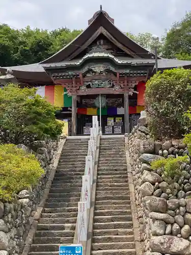 埼玉厄除け開運大師・龍泉寺（切り絵御朱印発祥の寺）の本殿・本堂