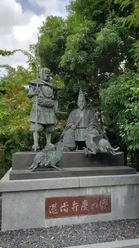 闘鶏神社の像