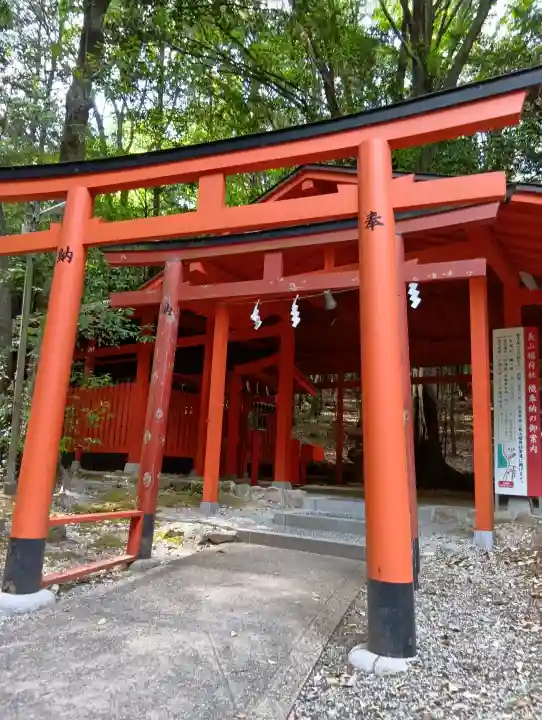 長山稲荷社(橿原神宮末社)の{uncategorized: "未分類", other: "その他", undefined: "問題あり", building: "その他建物", grave: "お墓", sacred_gate: "鳥居", guardian: "狛犬", statue: "像", buddha: "仏像", history: "歴史", nature: "自然", garden: "庭園", animal: "動物", pagoda: "塔", temizu: "手水舎", mountain_gate: "山門・神門", sanctuary: "本殿・本堂", subordinate: "末社・摂社", art: "芸術", scenery: "景色", jizo: "地蔵", ema: "絵馬", goshuin: "御朱印", omikuji: "おみくじ", items: "授与品その他", amulet: "お守り", goshuincho: "御朱印帳", eats: "食事", festival: "お祭り", votive_dance: "神楽", shichigosan: "七五三参", wedding: "結婚式", experience: "体験その他", initially: "初詣", around: "周辺", anti_infection: "感染症対策"}