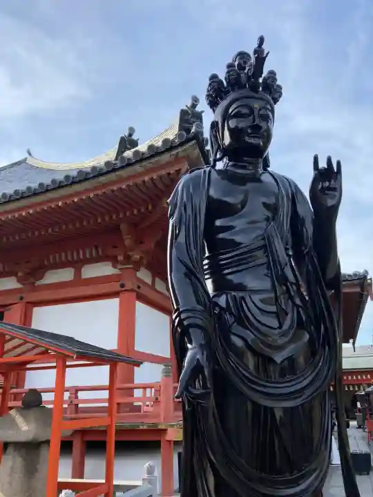 六波羅蜜寺の{uncategorized: "未分類", other: "その他", undefined: "問題あり", building: "その他建物", grave: "お墓", sacred_gate: "鳥居", guardian: "狛犬", statue: "像", buddha: "仏像", history: "歴史", nature: "自然", garden: "庭園", animal: "動物", pagoda: "塔", temizu: "手水舎", mountain_gate: "山門・神門", sanctuary: "本殿・本堂", subordinate: "末社・摂社", art: "芸術", scenery: "景色", jizo: "地蔵", ema: "絵馬", goshuin: "御朱印", omikuji: "おみくじ", items: "授与品その他", amulet: "お守り", goshuincho: "御朱印帳", eats: "食事", festival: "お祭り", votive_dance: "神楽", shichigosan: "七五三参", wedding: "結婚式", experience: "体験その他", initially: "初詣", around: "周辺", anti_infection: "感染症対策"}