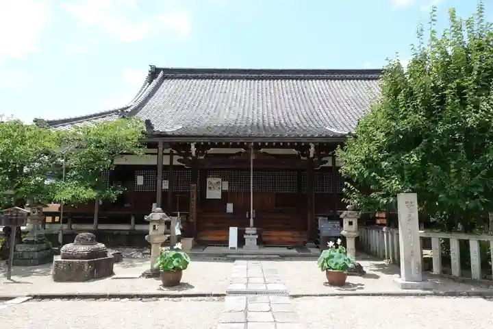 西大寺の本殿・本堂