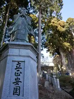 身延山奥之院思親閣の像