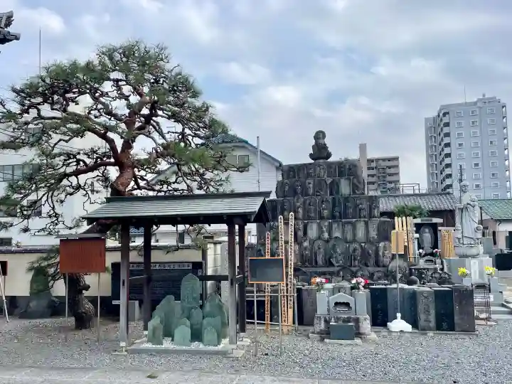浄念寺の{uncategorized: "未分類", other: "その他", undefined: "問題あり", building: "その他建物", grave: "お墓", sacred_gate: "鳥居", guardian: "狛犬", statue: "像", buddha: "仏像", history: "歴史", nature: "自然", garden: "庭園", animal: "動物", pagoda: "塔", temizu: "手水舎", mountain_gate: "山門・神門", sanctuary: "本殿・本堂", subordinate: "末社・摂社", art: "芸術", scenery: "景色", jizo: "地蔵", ema: "絵馬", goshuin: "御朱印", omikuji: "おみくじ", items: "授与品その他", amulet: "お守り", goshuincho: "御朱印帳", eats: "食事", festival: "お祭り", votive_dance: "神楽", shichigosan: "七五三参", wedding: "結婚式", experience: "体験その他", initially: "初詣", around: "周辺", anti_infection: "感染症対策"}