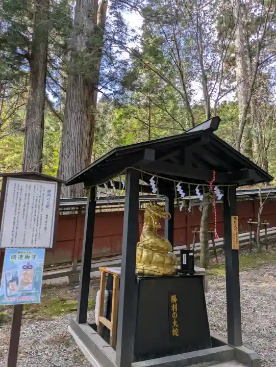 日光二荒山神社の{uncategorized: "未分類", other: "その他", undefined: "問題あり", building: "その他建物", grave: "お墓", sacred_gate: "鳥居", guardian: "狛犬", statue: "像", buddha: "仏像", history: "歴史", nature: "自然", garden: "庭園", animal: "動物", pagoda: "塔", temizu: "手水舎", mountain_gate: "山門・神門", sanctuary: "本殿・本堂", subordinate: "末社・摂社", art: "芸術", scenery: "景色", jizo: "地蔵", ema: "絵馬", goshuin: "御朱印", omikuji: "おみくじ", items: "授与品その他", amulet: "お守り", goshuincho: "御朱印帳", eats: "食事", festival: "お祭り", votive_dance: "神楽", shichigosan: "七五三参", wedding: "結婚式", experience: "体験その他", initially: "初詣", around: "周辺", anti_infection: "感染症対策"}