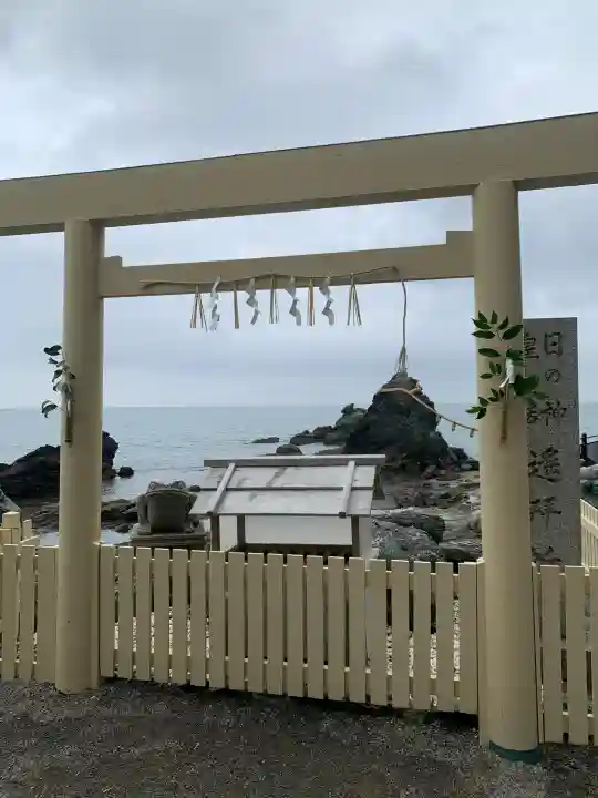 二見興玉神社の{uncategorized: "未分類", other: "その他", undefined: "問題あり", building: "その他建物", grave: "お墓", sacred_gate: "鳥居", guardian: "狛犬", statue: "像", buddha: "仏像", history: "歴史", nature: "自然", garden: "庭園", animal: "動物", pagoda: "塔", temizu: "手水舎", mountain_gate: "山門・神門", sanctuary: "本殿・本堂", subordinate: "末社・摂社", art: "芸術", scenery: "景色", jizo: "地蔵", ema: "絵馬", goshuin: "御朱印", omikuji: "おみくじ", items: "授与品その他", amulet: "お守り", goshuincho: "御朱印帳", eats: "食事", festival: "お祭り", votive_dance: "神楽", shichigosan: "七五三参", wedding: "結婚式", experience: "体験その他", initially: "初詣", around: "周辺", anti_infection: "感染症対策"}