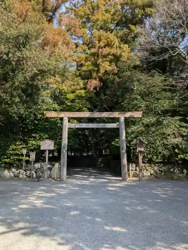 月夜見宮（豊受大神宮別宮）の{uncategorized: "未分類", other: "その他", undefined: "問題あり", building: "その他建物", grave: "お墓", sacred_gate: "鳥居", guardian: "狛犬", statue: "像", buddha: "仏像", history: "歴史", nature: "自然", garden: "庭園", animal: "動物", pagoda: "塔", temizu: "手水舎", mountain_gate: "山門・神門", sanctuary: "本殿・本堂", subordinate: "末社・摂社", art: "芸術", scenery: "景色", jizo: "地蔵", ema: "絵馬", goshuin: "御朱印", omikuji: "おみくじ", items: "授与品その他", amulet: "お守り", goshuincho: "御朱印帳", eats: "食事", festival: "お祭り", votive_dance: "神楽", shichigosan: "七五三参", wedding: "結婚式", experience: "体験その他", initially: "初詣", around: "周辺", anti_infection: "感染症対策"}