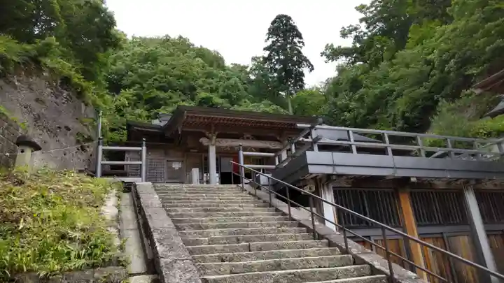 宝珠山 立石寺の本殿・本堂