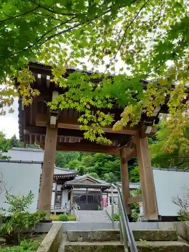 向泉寺の山門