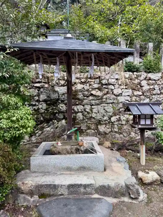 石座神社の{uncategorized: "未分類", other: "その他", undefined: "問題あり", building: "その他建物", grave: "お墓", sacred_gate: "鳥居", guardian: "狛犬", statue: "像", buddha: "仏像", history: "歴史", nature: "自然", garden: "庭園", animal: "動物", pagoda: "塔", temizu: "手水舎", mountain_gate: "山門・神門", sanctuary: "本殿・本堂", subordinate: "末社・摂社", art: "芸術", scenery: "景色", jizo: "地蔵", ema: "絵馬", goshuin: "御朱印", omikuji: "おみくじ", items: "授与品その他", amulet: "お守り", goshuincho: "御朱印帳", eats: "食事", festival: "お祭り", votive_dance: "神楽", shichigosan: "七五三参", wedding: "結婚式", experience: "体験その他", initially: "初詣", around: "周辺", anti_infection: "感染症対策"}