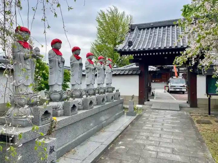 九品寺の{uncategorized: "未分類", other: "その他", undefined: "問題あり", building: "その他建物", grave: "お墓", sacred_gate: "鳥居", guardian: "狛犬", statue: "像", buddha: "仏像", history: "歴史", nature: "自然", garden: "庭園", animal: "動物", pagoda: "塔", temizu: "手水舎", mountain_gate: "山門・神門", sanctuary: "本殿・本堂", subordinate: "末社・摂社", art: "芸術", scenery: "景色", jizo: "地蔵", ema: "絵馬", goshuin: "御朱印", omikuji: "おみくじ", items: "授与品その他", amulet: "お守り", goshuincho: "御朱印帳", eats: "食事", festival: "お祭り", votive_dance: "神楽", shichigosan: "七五三参", wedding: "結婚式", experience: "体験その他", initially: "初詣", around: "周辺", anti_infection: "感染症対策"}