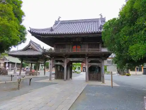 豊川閣　妙厳寺の山門