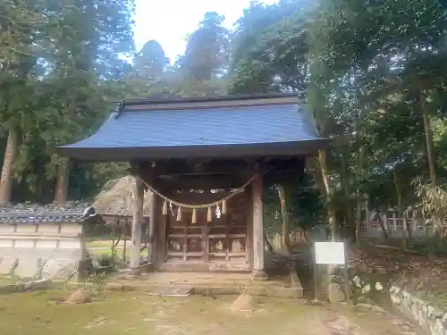 粟鹿神社の{uncategorized: "未分類", other: "その他", undefined: "問題あり", building: "その他建物", grave: "お墓", sacred_gate: "鳥居", guardian: "狛犬", statue: "像", buddha: "仏像", history: "歴史", nature: "自然", garden: "庭園", animal: "動物", pagoda: "塔", temizu: "手水舎", mountain_gate: "山門・神門", sanctuary: "本殿・本堂", subordinate: "末社・摂社", art: "芸術", scenery: "景色", jizo: "地蔵", ema: "絵馬", goshuin: "御朱印", omikuji: "おみくじ", items: "授与品その他", amulet: "お守り", goshuincho: "御朱印帳", eats: "食事", festival: "お祭り", votive_dance: "神楽", shichigosan: "七五三参", wedding: "結婚式", experience: "体験その他", initially: "初詣", around: "周辺", anti_infection: "感染症対策"}