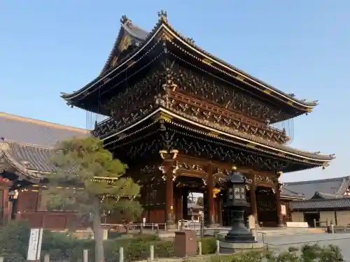 東本願寺（真宗本廟）の{uncategorized: "未分類", other: "その他", undefined: "問題あり", building: "その他建物", grave: "お墓", sacred_gate: "鳥居", guardian: "狛犬", statue: "像", buddha: "仏像", history: "歴史", nature: "自然", garden: "庭園", animal: "動物", pagoda: "塔", temizu: "手水舎", mountain_gate: "山門・神門", sanctuary: "本殿・本堂", subordinate: "末社・摂社", art: "芸術", scenery: "景色", jizo: "地蔵", ema: "絵馬", goshuin: "御朱印", omikuji: "おみくじ", items: "授与品その他", amulet: "お守り", goshuincho: "御朱印帳", eats: "食事", festival: "お祭り", votive_dance: "神楽", shichigosan: "七五三参", wedding: "結婚式", experience: "体験その他", initially: "初詣", around: "周辺", anti_infection: "感染症対策"}