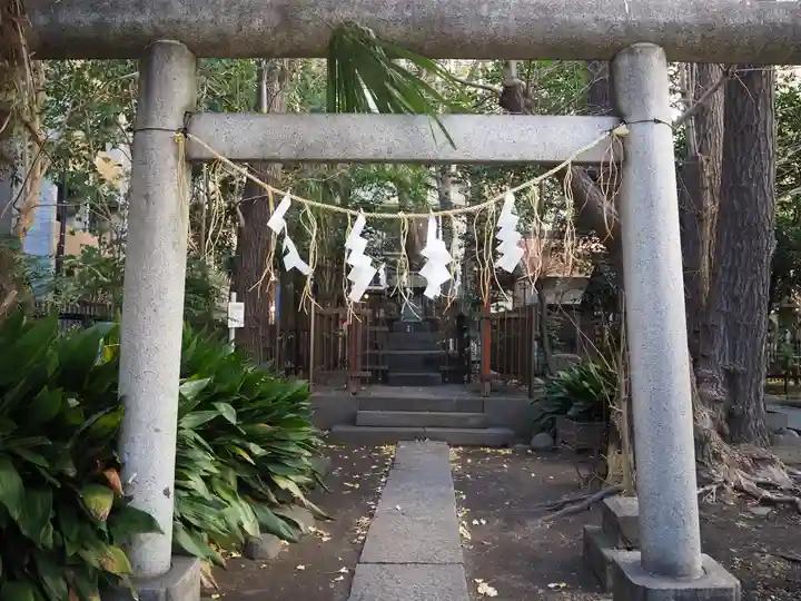 新橋鹽竃神社の鳥居