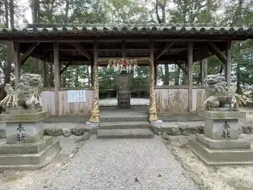 奈々美神社の{uncategorized: "未分類", other: "その他", undefined: "問題あり", building: "その他建物", grave: "お墓", sacred_gate: "鳥居", guardian: "狛犬", statue: "像", buddha: "仏像", history: "歴史", nature: "自然", garden: "庭園", animal: "動物", pagoda: "塔", temizu: "手水舎", mountain_gate: "山門・神門", sanctuary: "本殿・本堂", subordinate: "末社・摂社", art: "芸術", scenery: "景色", jizo: "地蔵", ema: "絵馬", goshuin: "御朱印", omikuji: "おみくじ", items: "授与品その他", amulet: "お守り", goshuincho: "御朱印帳", eats: "食事", festival: "お祭り", votive_dance: "神楽", shichigosan: "七五三参", wedding: "結婚式", experience: "体験その他", initially: "初詣", around: "周辺", anti_infection: "感染症対策"}