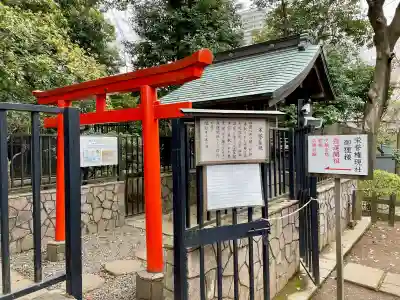 栄誉権現社の{uncategorized: "未分類", other: "その他", undefined: "問題あり", building: "その他建物", grave: "お墓", sacred_gate: "鳥居", guardian: "狛犬", statue: "像", buddha: "仏像", history: "歴史", nature: "自然", garden: "庭園", animal: "動物", pagoda: "塔", temizu: "手水舎", mountain_gate: "山門・神門", sanctuary: "本殿・本堂", subordinate: "末社・摂社", art: "芸術", scenery: "景色", jizo: "地蔵", ema: "絵馬", goshuin: "御朱印", omikuji: "おみくじ", items: "授与品その他", amulet: "お守り", goshuincho: "御朱印帳", eats: "食事", festival: "お祭り", votive_dance: "神楽", shichigosan: "七五三参", wedding: "結婚式", experience: "体験その他", initially: "初詣", around: "周辺", anti_infection: "感染症対策"}
