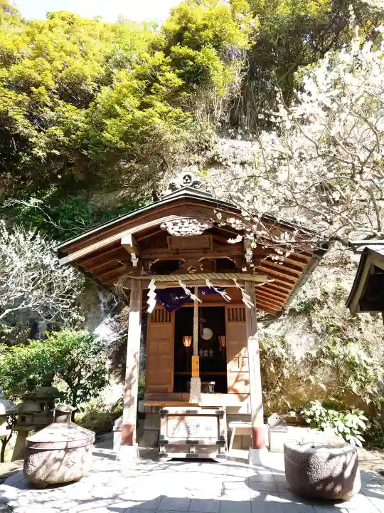 銭洗弁財天宇賀福神社の{uncategorized: "未分類", other: "その他", undefined: "問題あり", building: "その他建物", grave: "お墓", sacred_gate: "鳥居", guardian: "狛犬", statue: "像", buddha: "仏像", history: "歴史", nature: "自然", garden: "庭園", animal: "動物", pagoda: "塔", temizu: "手水舎", mountain_gate: "山門・神門", sanctuary: "本殿・本堂", subordinate: "末社・摂社", art: "芸術", scenery: "景色", jizo: "地蔵", ema: "絵馬", goshuin: "御朱印", omikuji: "おみくじ", items: "授与品その他", amulet: "お守り", goshuincho: "御朱印帳", eats: "食事", festival: "お祭り", votive_dance: "神楽", shichigosan: "七五三参", wedding: "結婚式", experience: "体験その他", initially: "初詣", around: "周辺", anti_infection: "感染症対策"}