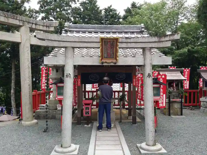 王地山まけきらい稲荷の本殿・本堂