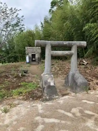 百里神社の{uncategorized: "未分類", other: "その他", undefined: "問題あり", building: "その他建物", grave: "お墓", sacred_gate: "鳥居", guardian: "狛犬", statue: "像", buddha: "仏像", history: "歴史", nature: "自然", garden: "庭園", animal: "動物", pagoda: "塔", temizu: "手水舎", mountain_gate: "山門・神門", sanctuary: "本殿・本堂", subordinate: "末社・摂社", art: "芸術", scenery: "景色", jizo: "地蔵", ema: "絵馬", goshuin: "御朱印", omikuji: "おみくじ", items: "授与品その他", amulet: "お守り", goshuincho: "御朱印帳", eats: "食事", festival: "お祭り", votive_dance: "神楽", shichigosan: "七五三参", wedding: "結婚式", experience: "体験その他", initially: "初詣", around: "周辺", anti_infection: "感染症対策"}