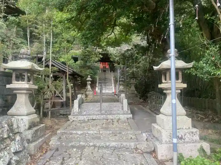 信達神社の{uncategorized: "未分類", other: "その他", undefined: "問題あり", building: "その他建物", grave: "お墓", sacred_gate: "鳥居", guardian: "狛犬", statue: "像", buddha: "仏像", history: "歴史", nature: "自然", garden: "庭園", animal: "動物", pagoda: "塔", temizu: "手水舎", mountain_gate: "山門・神門", sanctuary: "本殿・本堂", subordinate: "末社・摂社", art: "芸術", scenery: "景色", jizo: "地蔵", ema: "絵馬", goshuin: "御朱印", omikuji: "おみくじ", items: "授与品その他", amulet: "お守り", goshuincho: "御朱印帳", eats: "食事", festival: "お祭り", votive_dance: "神楽", shichigosan: "七五三参", wedding: "結婚式", experience: "体験その他", initially: "初詣", around: "周辺", anti_infection: "感染症対策"}