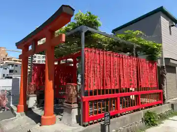 三藤稲荷社の{uncategorized: "未分類", other: "その他", undefined: "問題あり", building: "その他建物", grave: "お墓", sacred_gate: "鳥居", guardian: "狛犬", statue: "像", buddha: "仏像", history: "歴史", nature: "自然", garden: "庭園", animal: "動物", pagoda: "塔", temizu: "手水舎", mountain_gate: "山門・神門", sanctuary: "本殿・本堂", subordinate: "末社・摂社", art: "芸術", scenery: "景色", jizo: "地蔵", ema: "絵馬", goshuin: "御朱印", omikuji: "おみくじ", items: "授与品その他", amulet: "お守り", goshuincho: "御朱印帳", eats: "食事", festival: "お祭り", votive_dance: "神楽", shichigosan: "七五三参", wedding: "結婚式", experience: "体験その他", initially: "初詣", around: "周辺", anti_infection: "感染症対策"}