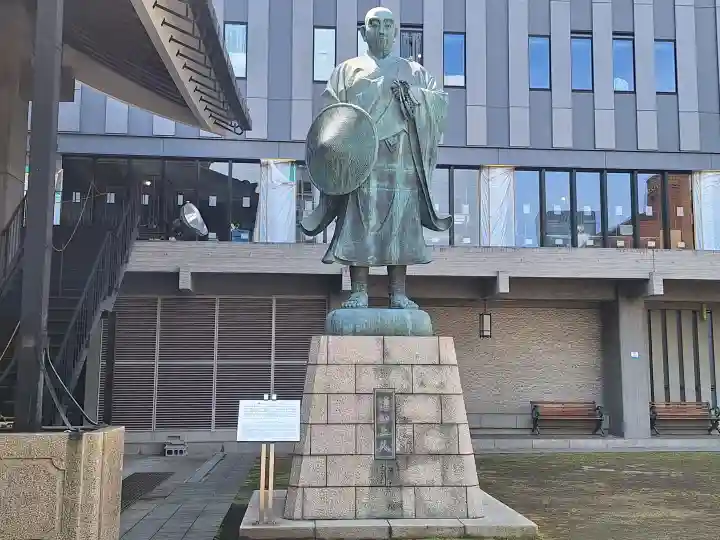 本願寺津村別院の{uncategorized: "未分類", other: "その他", undefined: "問題あり", building: "その他建物", grave: "お墓", sacred_gate: "鳥居", guardian: "狛犬", statue: "像", buddha: "仏像", history: "歴史", nature: "自然", garden: "庭園", animal: "動物", pagoda: "塔", temizu: "手水舎", mountain_gate: "山門・神門", sanctuary: "本殿・本堂", subordinate: "末社・摂社", art: "芸術", scenery: "景色", jizo: "地蔵", ema: "絵馬", goshuin: "御朱印", omikuji: "おみくじ", items: "授与品その他", amulet: "お守り", goshuincho: "御朱印帳", eats: "食事", festival: "お祭り", votive_dance: "神楽", shichigosan: "七五三参", wedding: "結婚式", experience: "体験その他", initially: "初詣", around: "周辺", anti_infection: "感染症対策"}