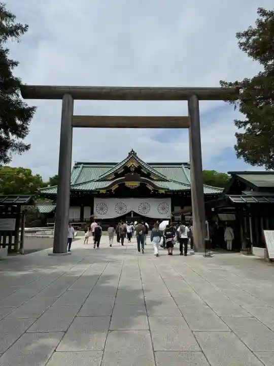 靖國神社の{uncategorized: "未分類", other: "その他", undefined: "問題あり", building: "その他建物", grave: "お墓", sacred_gate: "鳥居", guardian: "狛犬", statue: "像", buddha: "仏像", history: "歴史", nature: "自然", garden: "庭園", animal: "動物", pagoda: "塔", temizu: "手水舎", mountain_gate: "山門・神門", sanctuary: "本殿・本堂", subordinate: "末社・摂社", art: "芸術", scenery: "景色", jizo: "地蔵", ema: "絵馬", goshuin: "御朱印", omikuji: "おみくじ", items: "授与品その他", amulet: "お守り", goshuincho: "御朱印帳", eats: "食事", festival: "お祭り", votive_dance: "神楽", shichigosan: "七五三参", wedding: "結婚式", experience: "体験その他", initially: "初詣", around: "周辺", anti_infection: "感染症対策"}