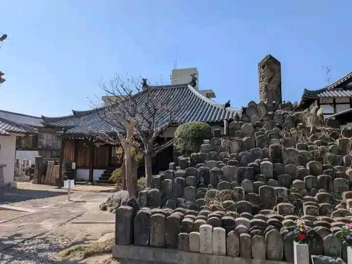 称念寺の{uncategorized: "未分類", other: "その他", undefined: "問題あり", building: "その他建物", grave: "お墓", sacred_gate: "鳥居", guardian: "狛犬", statue: "像", buddha: "仏像", history: "歴史", nature: "自然", garden: "庭園", animal: "動物", pagoda: "塔", temizu: "手水舎", mountain_gate: "山門・神門", sanctuary: "本殿・本堂", subordinate: "末社・摂社", art: "芸術", scenery: "景色", jizo: "地蔵", ema: "絵馬", goshuin: "御朱印", omikuji: "おみくじ", items: "授与品その他", amulet: "お守り", goshuincho: "御朱印帳", eats: "食事", festival: "お祭り", votive_dance: "神楽", shichigosan: "七五三参", wedding: "結婚式", experience: "体験その他", initially: "初詣", around: "周辺", anti_infection: "感染症対策"}