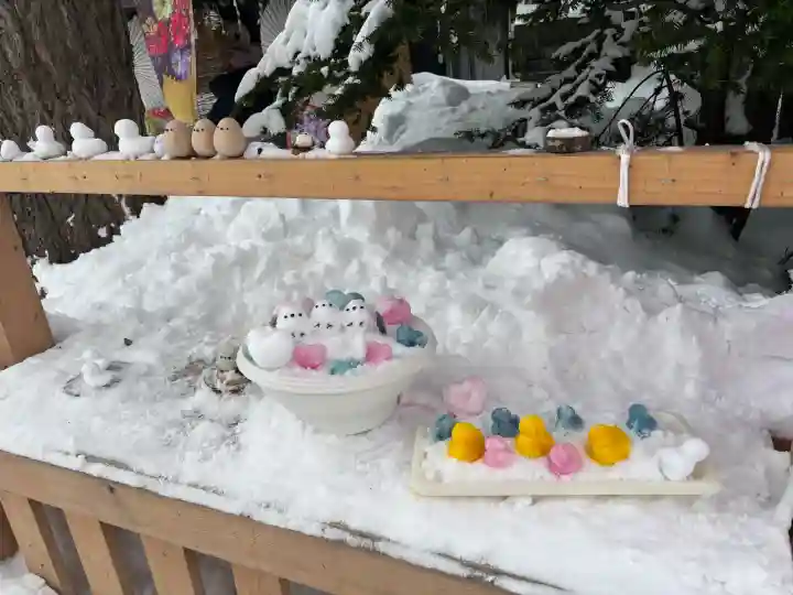札幌諏訪神社の{uncategorized: "未分類", other: "その他", undefined: "問題あり", building: "その他建物", grave: "お墓", sacred_gate: "鳥居", guardian: "狛犬", statue: "像", buddha: "仏像", history: "歴史", nature: "自然", garden: "庭園", animal: "動物", pagoda: "塔", temizu: "手水舎", mountain_gate: "山門・神門", sanctuary: "本殿・本堂", subordinate: "末社・摂社", art: "芸術", scenery: "景色", jizo: "地蔵", ema: "絵馬", goshuin: "御朱印", omikuji: "おみくじ", items: "授与品その他", amulet: "お守り", goshuincho: "御朱印帳", eats: "食事", festival: "お祭り", votive_dance: "神楽", shichigosan: "七五三参", wedding: "結婚式", experience: "体験その他", initially: "初詣", around: "周辺", anti_infection: "感染症対策"}
