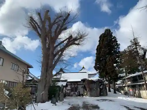 三ツ石神社の本殿