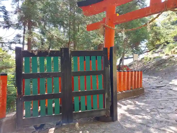 神倉神社(熊野速玉大社摂社)の{uncategorized: "未分類", other: "その他", undefined: "問題あり", building: "その他建物", grave: "お墓", sacred_gate: "鳥居", guardian: "狛犬", statue: "像", buddha: "仏像", history: "歴史", nature: "自然", garden: "庭園", animal: "動物", pagoda: "塔", temizu: "手水舎", mountain_gate: "山門・神門", sanctuary: "本殿・本堂", subordinate: "末社・摂社", art: "芸術", scenery: "景色", jizo: "地蔵", ema: "絵馬", goshuin: "御朱印", omikuji: "おみくじ", items: "授与品その他", amulet: "お守り", goshuincho: "御朱印帳", eats: "食事", festival: "お祭り", votive_dance: "神楽", shichigosan: "七五三参", wedding: "結婚式", experience: "体験その他", initially: "初詣", around: "周辺", anti_infection: "感染症対策"}