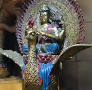 12月9日(火)13時から孔雀経法護摩供(孔雀明王)を執行します。孔雀は毒蛇を食べる、孔雀明王は皆様の毒を浄化して良い方向に変えます。毒は病気や邪魔、煩悩です。「災い転じて福となす」。毒で困っている方は是非ご参列ください。ご参列は自由で無料です。護摩木は1本300円。お気軽にお参りください。
好評の大般若経転読による個別のお祓いは千円になります。お気軽にお声掛けください。