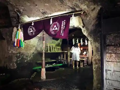 銭洗弁財天宇賀福神社の本殿・本堂