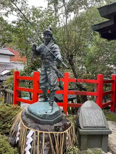 八大神社の像