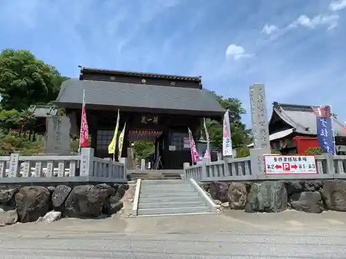 埼玉厄除け開運大師・龍泉寺（切り絵御朱印発祥の寺）の山門