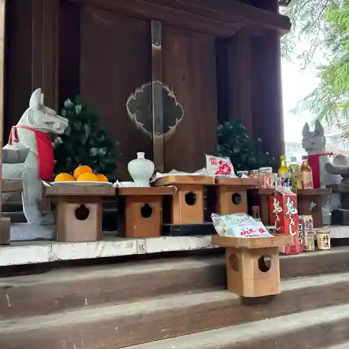 四本木稲荷神社の{uncategorized: "未分類", other: "その他", undefined: "問題あり", building: "その他建物", grave: "お墓", sacred_gate: "鳥居", guardian: "狛犬", statue: "像", buddha: "仏像", history: "歴史", nature: "自然", garden: "庭園", animal: "動物", pagoda: "塔", temizu: "手水舎", mountain_gate: "山門・神門", sanctuary: "本殿・本堂", subordinate: "末社・摂社", art: "芸術", scenery: "景色", jizo: "地蔵", ema: "絵馬", goshuin: "御朱印", omikuji: "おみくじ", items: "授与品その他", amulet: "お守り", goshuincho: "御朱印帳", eats: "食事", festival: "お祭り", votive_dance: "神楽", shichigosan: "七五三参", wedding: "結婚式", experience: "体験その他", initially: "初詣", around: "周辺", anti_infection: "感染症対策"}