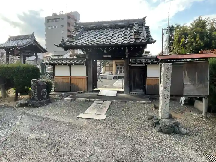 圓徳寺の{uncategorized: "未分類", other: "その他", undefined: "問題あり", building: "その他建物", grave: "お墓", sacred_gate: "鳥居", guardian: "狛犬", statue: "像", buddha: "仏像", history: "歴史", nature: "自然", garden: "庭園", animal: "動物", pagoda: "塔", temizu: "手水舎", mountain_gate: "山門・神門", sanctuary: "本殿・本堂", subordinate: "末社・摂社", art: "芸術", scenery: "景色", jizo: "地蔵", ema: "絵馬", goshuin: "御朱印", omikuji: "おみくじ", items: "授与品その他", amulet: "お守り", goshuincho: "御朱印帳", eats: "食事", festival: "お祭り", votive_dance: "神楽", shichigosan: "七五三参", wedding: "結婚式", experience: "体験その他", initially: "初詣", around: "周辺", anti_infection: "感染症対策"}