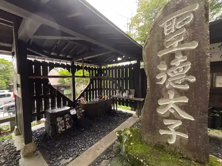 熊野皇大神社の{uncategorized: "未分類", other: "その他", undefined: "問題あり", building: "その他建物", grave: "お墓", sacred_gate: "鳥居", guardian: "狛犬", statue: "像", buddha: "仏像", history: "歴史", nature: "自然", garden: "庭園", animal: "動物", pagoda: "塔", temizu: "手水舎", mountain_gate: "山門・神門", sanctuary: "本殿・本堂", subordinate: "末社・摂社", art: "芸術", scenery: "景色", jizo: "地蔵", ema: "絵馬", goshuin: "御朱印", omikuji: "おみくじ", items: "授与品その他", amulet: "お守り", goshuincho: "御朱印帳", eats: "食事", festival: "お祭り", votive_dance: "神楽", shichigosan: "七五三参", wedding: "結婚式", experience: "体験その他", initially: "初詣", around: "周辺", anti_infection: "感染症対策"}
