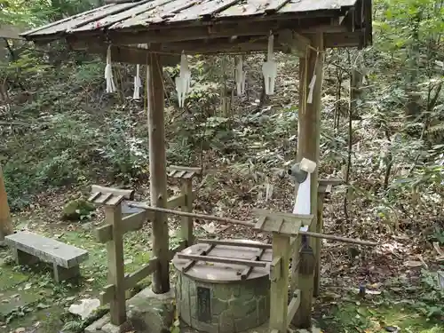 湯神社(彌彦神社末社)の手水舎