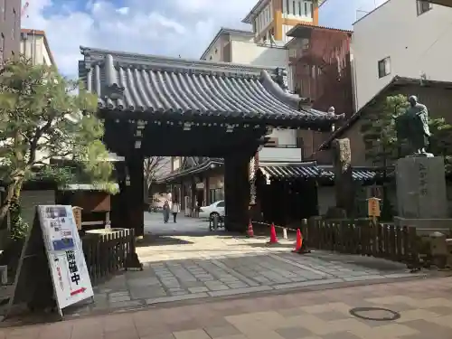 本能寺の{uncategorized: "未分類", other: "その他", undefined: "問題あり", building: "その他建物", grave: "お墓", sacred_gate: "鳥居", guardian: "狛犬", statue: "像", buddha: "仏像", history: "歴史", nature: "自然", garden: "庭園", animal: "動物", pagoda: "塔", temizu: "手水舎", mountain_gate: "山門・神門", sanctuary: "本殿・本堂", subordinate: "末社・摂社", art: "芸術", scenery: "景色", jizo: "地蔵", ema: "絵馬", goshuin: "御朱印", omikuji: "おみくじ", items: "授与品その他", amulet: "お守り", goshuincho: "御朱印帳", eats: "食事", festival: "お祭り", votive_dance: "神楽", shichigosan: "七五三参", wedding: "結婚式", experience: "体験その他", initially: "初詣", around: "周辺", anti_infection: "感染症対策"}