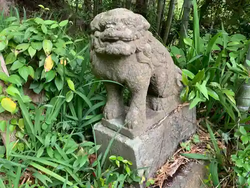 神社(名称不明)の狛犬