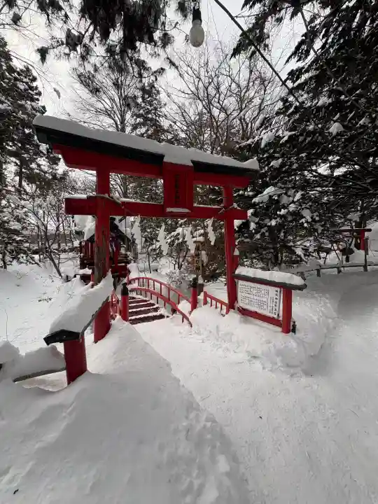 白石神社の{uncategorized: "未分類", other: "その他", undefined: "問題あり", building: "その他建物", grave: "お墓", sacred_gate: "鳥居", guardian: "狛犬", statue: "像", buddha: "仏像", history: "歴史", nature: "自然", garden: "庭園", animal: "動物", pagoda: "塔", temizu: "手水舎", mountain_gate: "山門・神門", sanctuary: "本殿・本堂", subordinate: "末社・摂社", art: "芸術", scenery: "景色", jizo: "地蔵", ema: "絵馬", goshuin: "御朱印", omikuji: "おみくじ", items: "授与品その他", amulet: "お守り", goshuincho: "御朱印帳", eats: "食事", festival: "お祭り", votive_dance: "神楽", shichigosan: "七五三参", wedding: "結婚式", experience: "体験その他", initially: "初詣", around: "周辺", anti_infection: "感染症対策"}