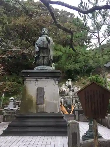 誕生寺の像