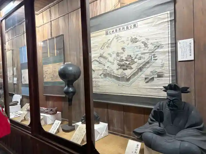 豊国神社の{uncategorized: "未分類", other: "その他", undefined: "問題あり", building: "その他建物", grave: "お墓", sacred_gate: "鳥居", guardian: "狛犬", statue: "像", buddha: "仏像", history: "歴史", nature: "自然", garden: "庭園", animal: "動物", pagoda: "塔", temizu: "手水舎", mountain_gate: "山門・神門", sanctuary: "本殿・本堂", subordinate: "末社・摂社", art: "芸術", scenery: "景色", jizo: "地蔵", ema: "絵馬", goshuin: "御朱印", omikuji: "おみくじ", items: "授与品その他", amulet: "お守り", goshuincho: "御朱印帳", eats: "食事", festival: "お祭り", votive_dance: "神楽", shichigosan: "七五三参", wedding: "結婚式", experience: "体験その他", initially: "初詣", around: "周辺", anti_infection: "感染症対策"}