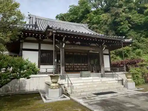 来迎寺（西御門）の{uncategorized: "未分類", other: "その他", undefined: "問題あり", building: "その他建物", grave: "お墓", sacred_gate: "鳥居", guardian: "狛犬", statue: "像", buddha: "仏像", history: "歴史", nature: "自然", garden: "庭園", animal: "動物", pagoda: "塔", temizu: "手水舎", mountain_gate: "山門・神門", sanctuary: "本殿・本堂", subordinate: "末社・摂社", art: "芸術", scenery: "景色", jizo: "地蔵", ema: "絵馬", goshuin: "御朱印", omikuji: "おみくじ", items: "授与品その他", amulet: "お守り", goshuincho: "御朱印帳", eats: "食事", festival: "お祭り", votive_dance: "神楽", shichigosan: "七五三参", wedding: "結婚式", experience: "体験その他", initially: "初詣", around: "周辺", anti_infection: "感染症対策"}
