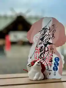 11月1日はわんわんわんで犬の日です🐕本日から犬の日御朱印を頒布します⛩️
花手水もピンクになっています🌸
ご参拝お待ちしております⛩️