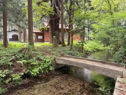 白藤神社の{uncategorized: "未分類", other: "その他", undefined: "問題あり", building: "その他建物", grave: "お墓", sacred_gate: "鳥居", guardian: "狛犬", statue: "像", buddha: "仏像", history: "歴史", nature: "自然", garden: "庭園", animal: "動物", pagoda: "塔", temizu: "手水舎", mountain_gate: "山門・神門", sanctuary: "本殿・本堂", subordinate: "末社・摂社", art: "芸術", scenery: "景色", jizo: "地蔵", ema: "絵馬", goshuin: "御朱印", omikuji: "おみくじ", items: "授与品その他", amulet: "お守り", goshuincho: "御朱印帳", eats: "食事", festival: "お祭り", votive_dance: "神楽", shichigosan: "七五三参", wedding: "結婚式", experience: "体験その他", initially: "初詣", around: "周辺", anti_infection: "感染症対策"}